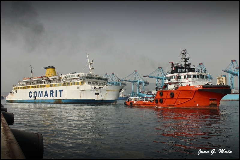 Banasa leaving Algercias under the tow of tug Amber II. Copyright © Juan Gabriel Mata.
