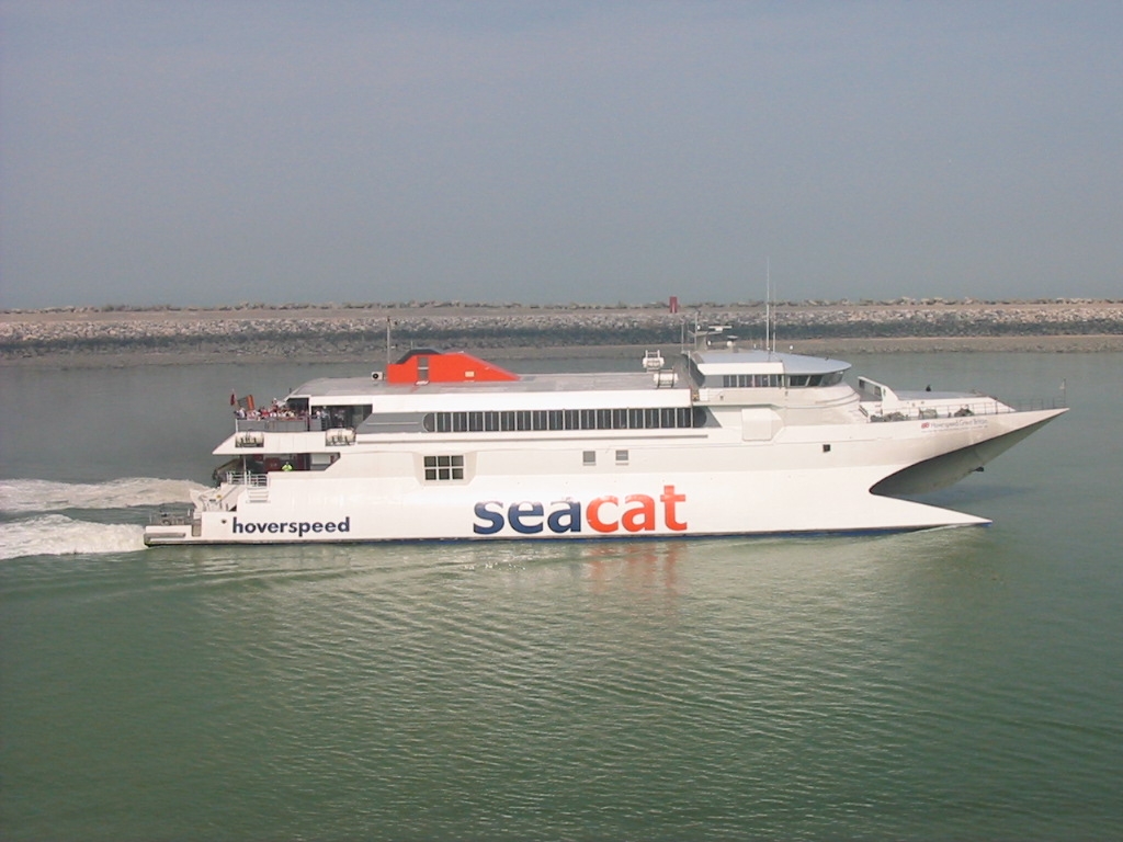 Hoverspeed Great Britain arriving at Calais on 16th August 2002. Photo by Roger Marks (Displayed under the terms of the Creative Commons Attribution-ShareAlike 2.0 Generic licence https://creativecommons.org/licenses/by-sa/2.0/ ).