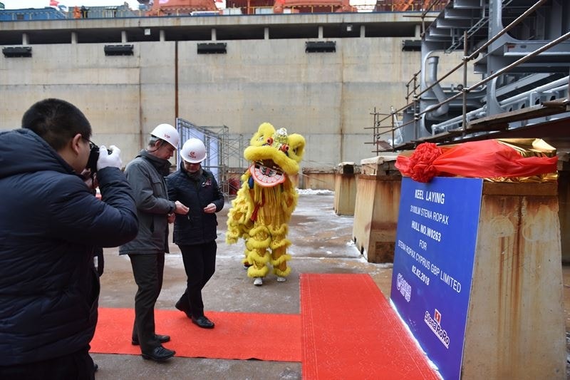 Niclas Mårtensson, CEO Stena Line, together with Magnus Olsson, Project Manager Stena RoRo, about to place the coin under the keel. Stena Line