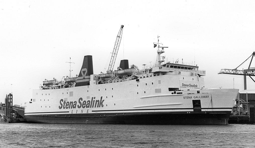 STENA GALLOWAY undertaking berthing trials in Belfast, April 5th, 1995. Copyright © Alan Geddes