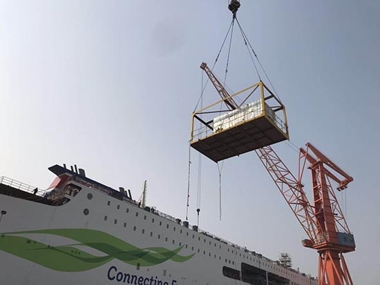 The first of 239 cabin units to be fitted to STENA ESTRID is hoisted onto the vessel. AVIC Weihai.