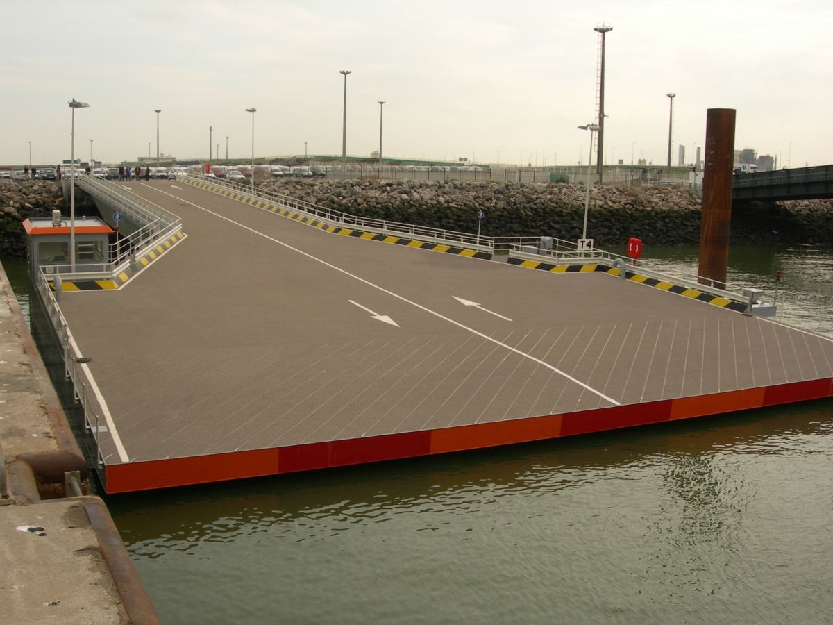 The T4 linkspan at Calais. Built in 2006, it is expected that P&O Ferries will use T4 for their Calais - Tilbury service starting at the end of September 2019. Marad.