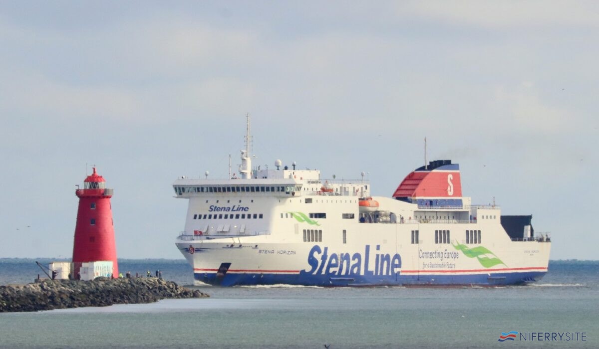 Stena Horizon approaching the Poolbeg lighthouse, inbound to Dublin earlier in October 2020. © Robbie Cox.